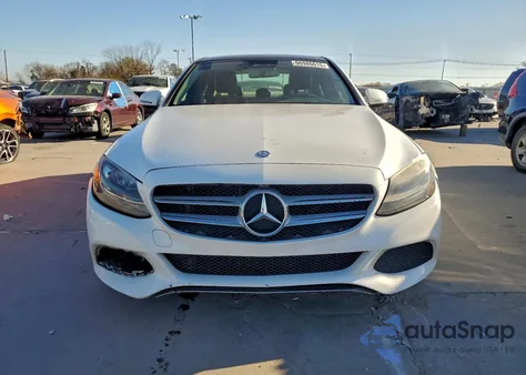 2016 Mercedes-Benz C 300 z USA, uszkodzony, nr VIN 55SWF4JB0GU116342